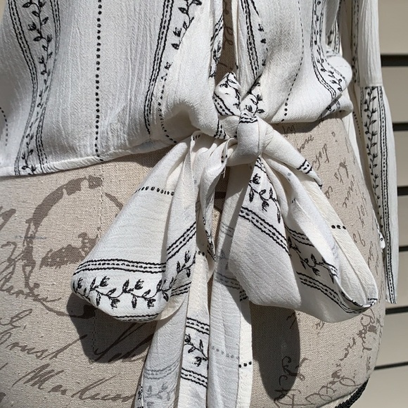 Amercan EAGLE OUTFITTERS Tie Front Top - Picture 5 of 14